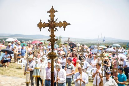 Fieles y pendones de más de 30 pueblos sorianos se reúnen en la ermita de Inodejo.