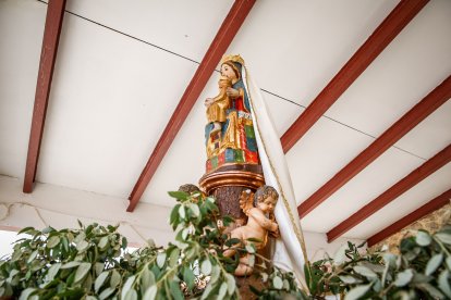 Fieles y pendones de más de 30 pueblos sorianos se reúnen en la ermita de Inodejo.