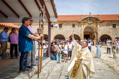 Fieles y pendones de más de 30 pueblos sorianos se reúnen en la ermita de Inodejo.