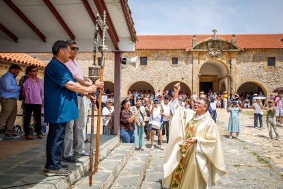Fieles y pendones de más de 30 pueblos sorianos se reúnen en la ermita de Inodejo.