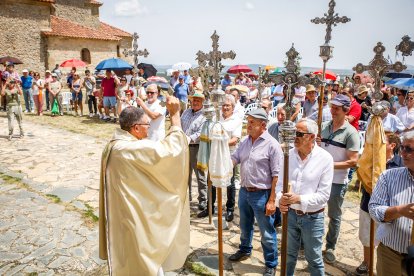 Fieles y pendones de más de 30 pueblos sorianos se reúnen en la ermita de Inodejo.