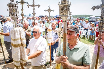 Fieles y pendones de más de 30 pueblos sorianos se reúnen en la ermita de Inodejo.