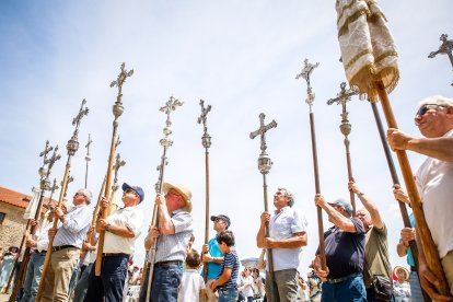 Fieles y pendones de más de 30 pueblos sorianos se reúnen en la ermita de Inodejo.