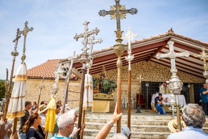 Fieles y pendones de más de 30 pueblos sorianos se reúnen en la ermita de Inodejo.