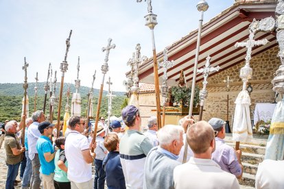 Fieles y pendones de más de 30 pueblos sorianos se reúnen en la ermita de Inodejo.