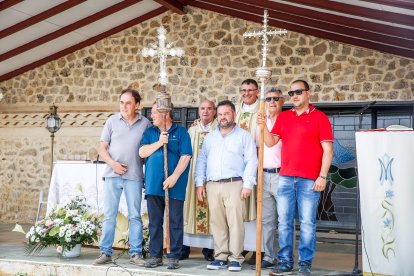 Fieles y pendones de más de 30 pueblos sorianos se reúnen en la ermita de Inodejo.