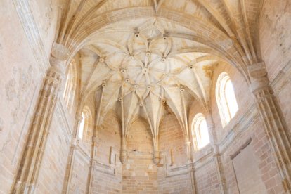 Las columnas esbeltas y las bóvedas de crucería conservan la esencia del templo medieval de Santa Clara.