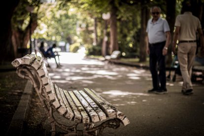 Un estado lamentable el que presentan numerosos bancos de la Dehesa
