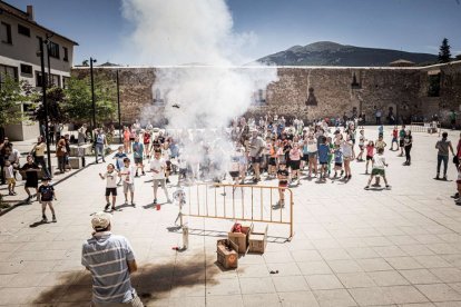 Comienzan los actos festivos con un juego pirotécnico para los más pequeños