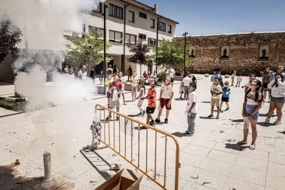 Comienzan los actos festivos con un juego pirotécnico para los más pequeños