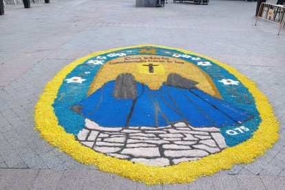 Las hermosas alfombras florales adornaron el paseo procesional