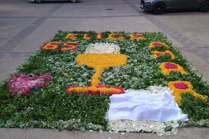 Las hermosas alfombras florales adornaron el paseo procesional