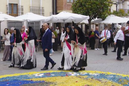 Las hermosas alfombras florales adornaron el paseo procesional