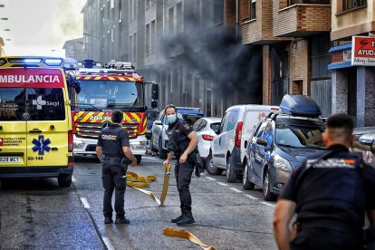 Policías nacionales colaborando con los bomberos.
