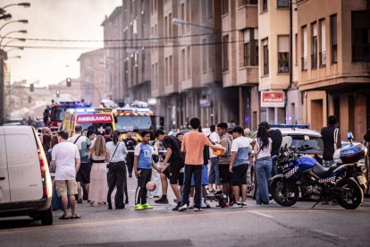 El incendio de un vehículo obliga a desalojar varios bloques de viviendas