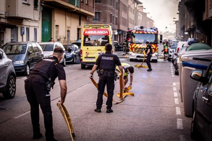 El incendio de un vehículo obliga a desalojar varios bloques de viviendas
