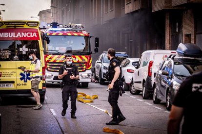 El incendio de un vehículo obliga a desalojar varios bloques de viviendas