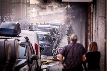El incendio de un vehículo obliga a desalojar varios bloques de viviendas