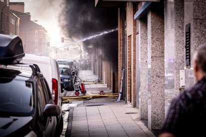 El incendio de un vehículo obliga a desalojar varios bloques de viviendas