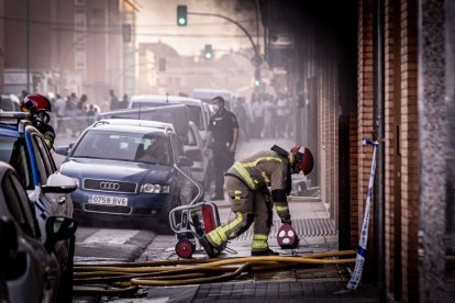 El incendio de un vehículo obliga a desalojar varios bloques de viviendas