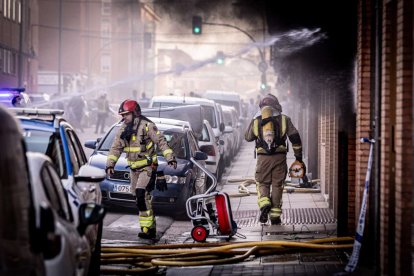 El incendio de un vehículo obliga a desalojar varios bloques de viviendas