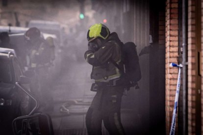 El incendio de un vehículo obliga a desalojar varios bloques de viviendas