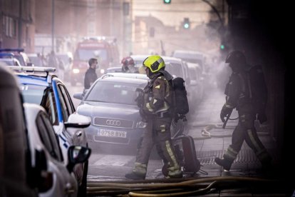 El incendio de un vehículo obliga a desalojar varios bloques de viviendas