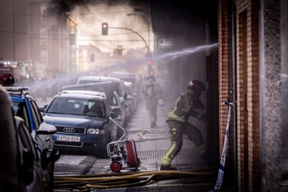 El incendio de un vehículo obliga a desalojar varios bloques de viviendas