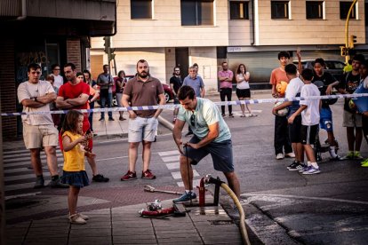 El incendio de un vehículo obliga a desalojar varios bloques de viviendas