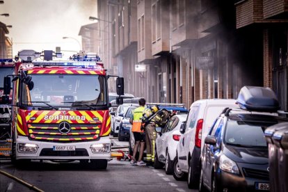 El incendio de un vehículo obliga a desalojar varios bloques de viviendas