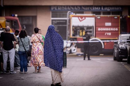 El incendio de un vehículo obliga a desalojar varios bloques de viviendas