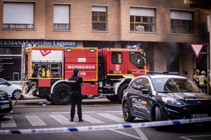 El incendio de un vehículo obliga a desalojar varios bloques de viviendas