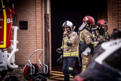 El incendio de un vehículo obliga a desalojar varios bloques de viviendas