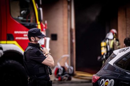 El incendio de un vehículo obliga a desalojar varios bloques de viviendas