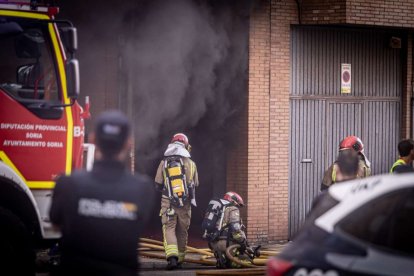 El incendio de un vehículo obliga a desalojar varios bloques de viviendas