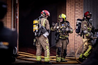 El incendio de un vehículo obliga a desalojar varios bloques de viviendas