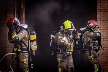 El incendio de un vehículo obliga a desalojar varios bloques de viviendas