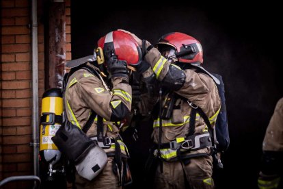 El incendio de un vehículo obliga a desalojar varios bloques de viviendas