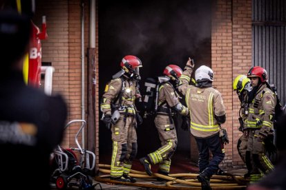 El incendio de un vehículo obliga a desalojar varios bloques de viviendas