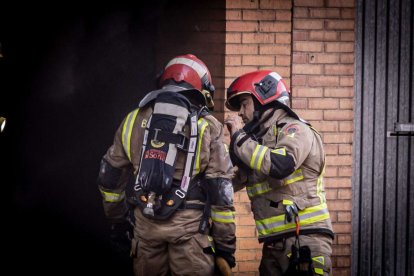 El incendio de un vehículo obliga a desalojar varios bloques de viviendas