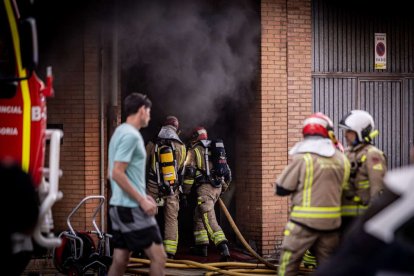 El incendio de un vehículo obliga a desalojar varios bloques de viviendas