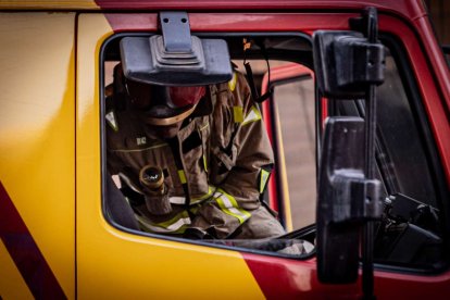 El incendio de un vehículo obliga a desalojar varios bloques de viviendas