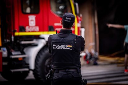 El incendio de un vehículo obliga a desalojar varios bloques de viviendas