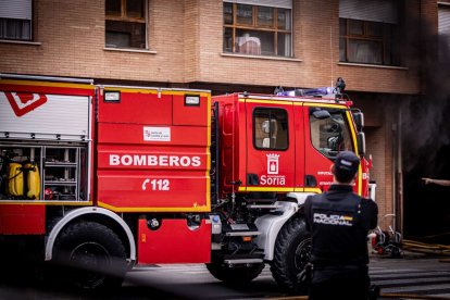 El incendio de un vehículo obliga a desalojar varios bloques de viviendas