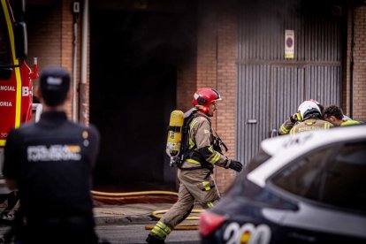 El incendio de un vehículo obliga a desalojar varios bloques de viviendas