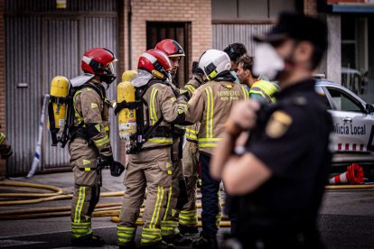 El incendio de un vehículo obliga a desalojar varios bloques de viviendas