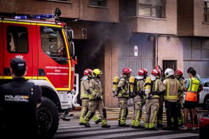 El incendio de un vehículo obliga a desalojar varios bloques de viviendas