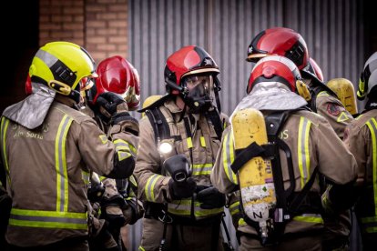 El incendio de un vehículo obliga a desalojar varios bloques de viviendas