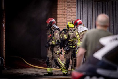 El incendio de un vehículo obliga a desalojar varios bloques de viviendas