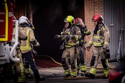 El incendio de un vehículo obliga a desalojar varios bloques de viviendas